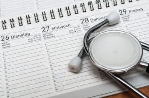 Stethoskop auf einem Terminkalender als Symbol für die Verjährung bei Behandlungsfehlern